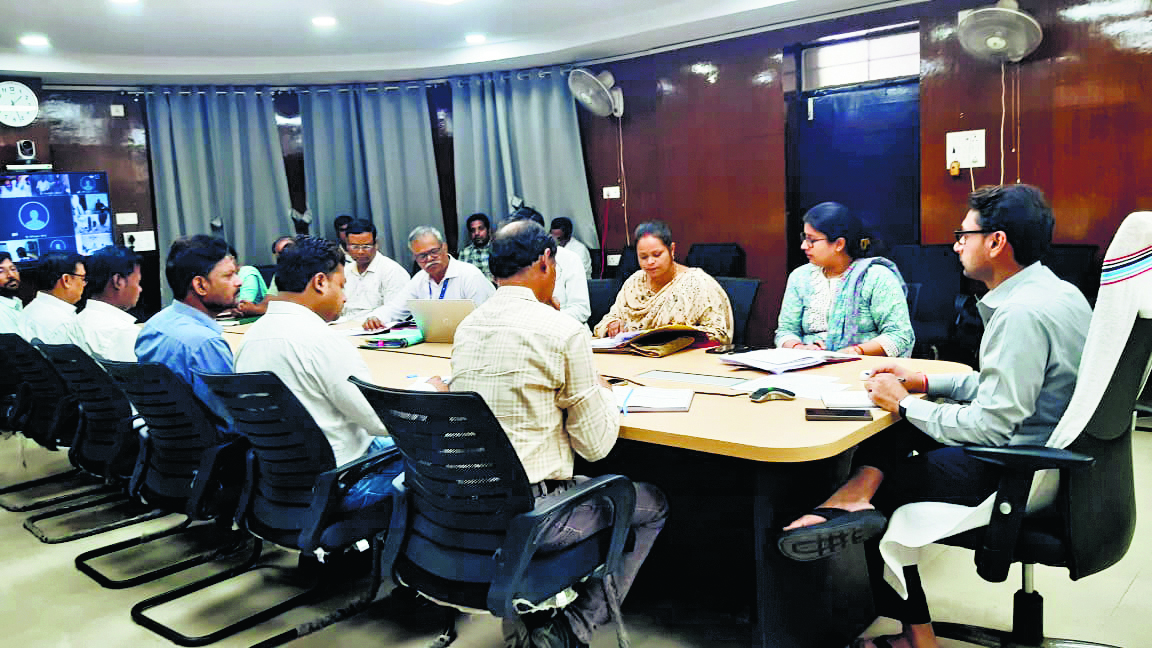 गेहूं खरीद लक्ष्य के अनुसार नहीं होने पर जिलाधिकारी ने अधिकारियों को लगायी फटकार