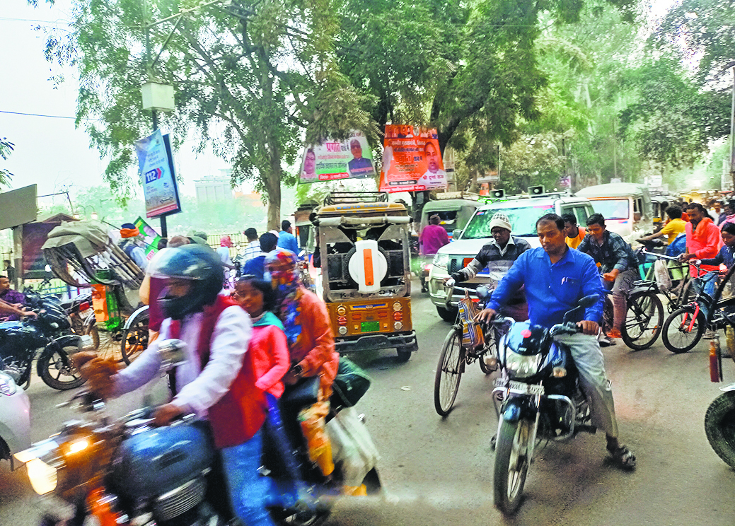 जाम से सड़क पर दौड़ती नहीं, रेंगती हैं गाड़ियां