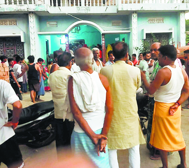 Saran News : बाइक सवार पर गिरा पेड़ की डाली, मौत