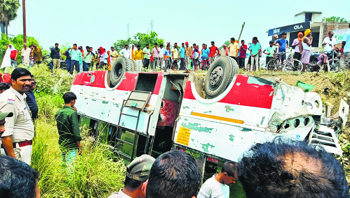 Saran News : एनएच 331 पर कन्हौली संग्राम गांव के पास गढ्ढे में पलटी यात्री बस, छह से अधिक यात्री घायल