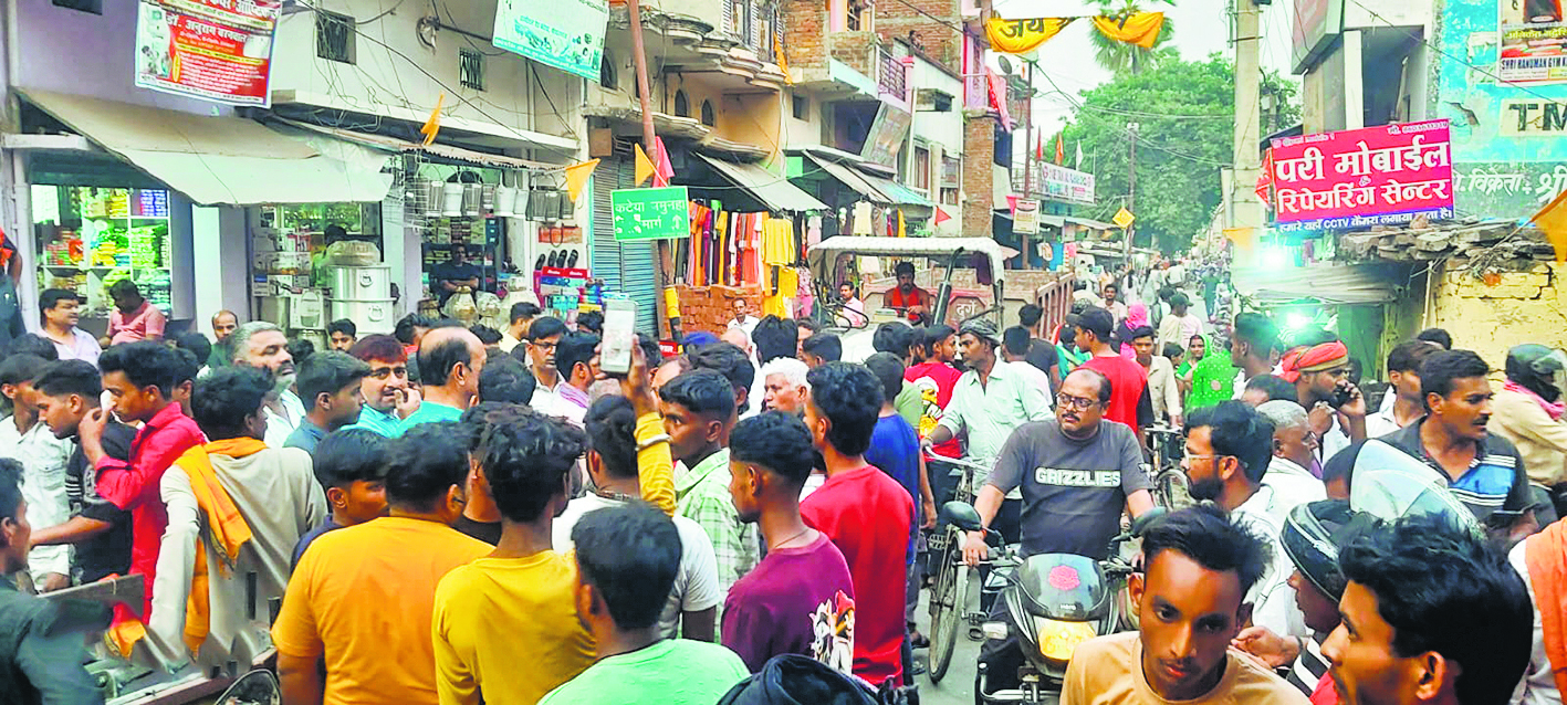 Gopalganj News : सड़क हादसे में वृद्ध की मौत के बाद थाना गेट पर रात 11 बजे तक चला विरोध-प्रदर्शन