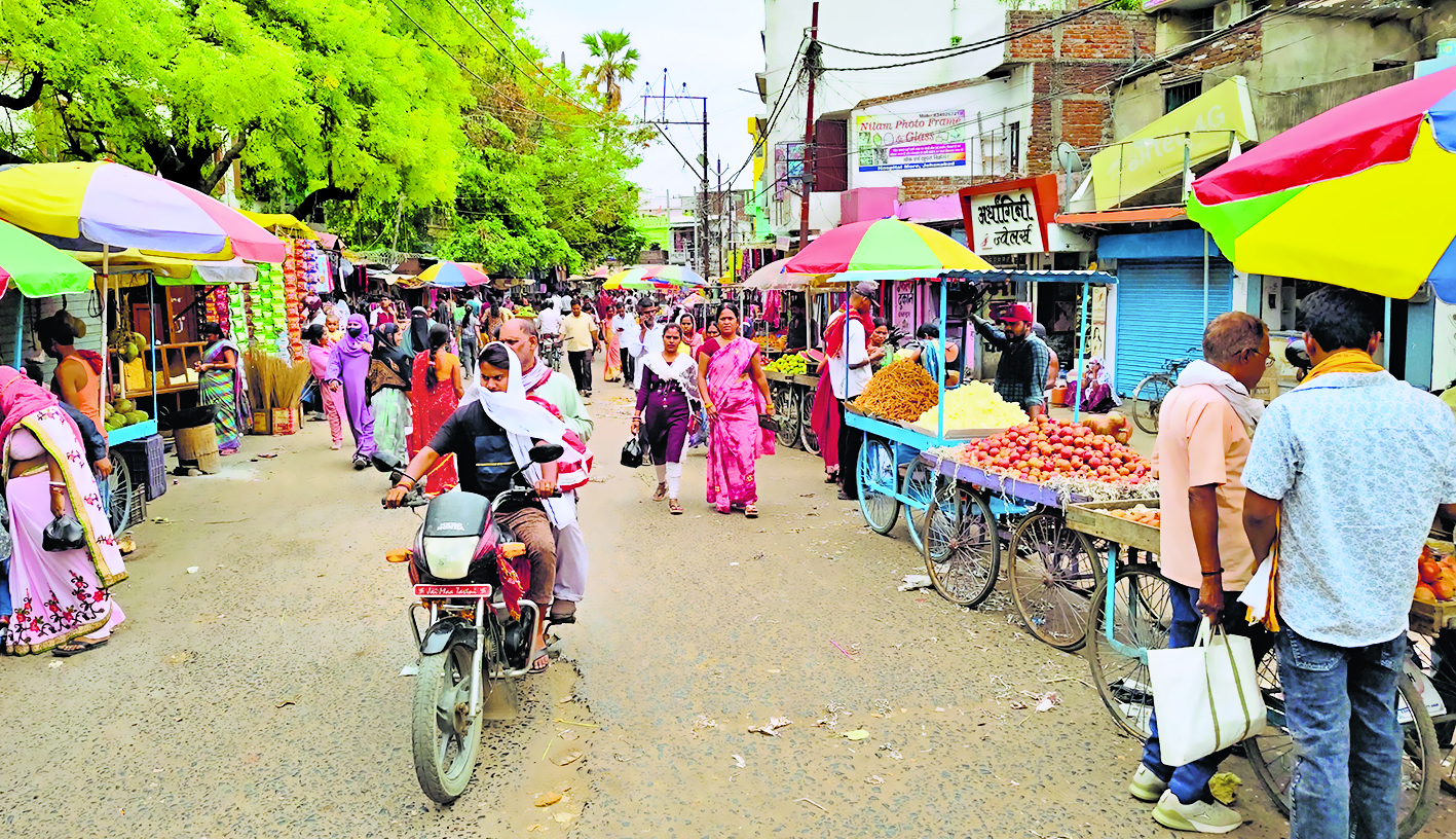 Jehanabad : फुटपाथ से सड़क तक सज रहीं दुकानें
