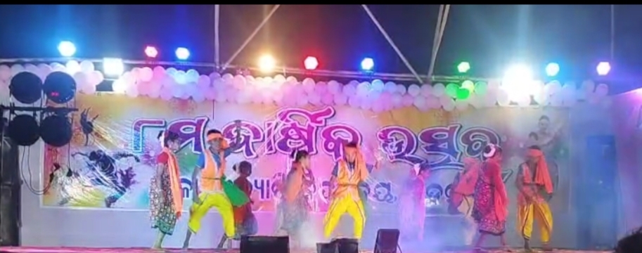 West Singbhum news : ओडिसी, संताली व भांगड़ा प्रस्तुत कर बच्चों ने बटोरी वाहवाही