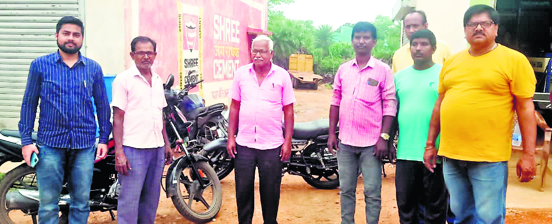 East singhbhum news: किसानों ने ठेका कंपनी के भंडार क्षेत्र का गेट जाम किया
