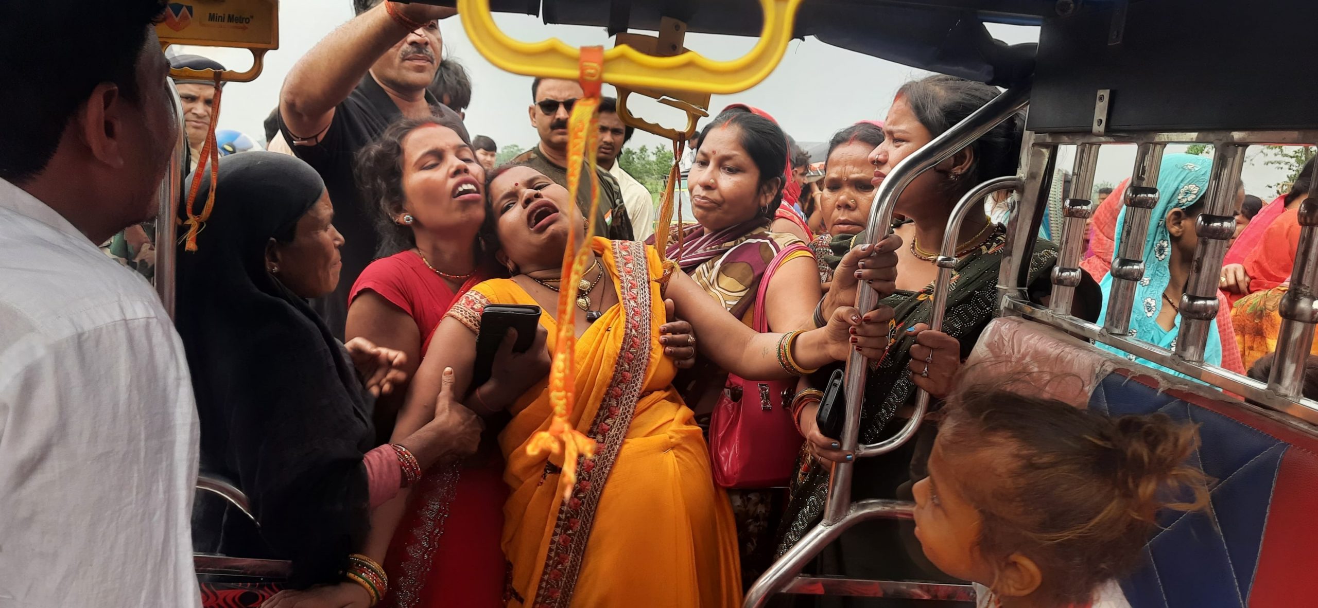 ट्रक की ठोकर से बाइक सवार सास व नवविवाहित बहू की मौत