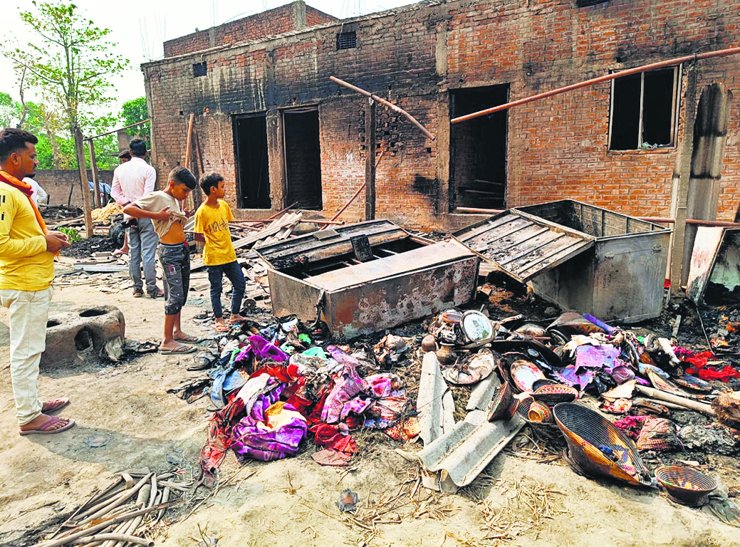 Gopalganj News : पटखौली गांव के चंवर में लगी आग, चार घर समेत लाखों की संपत्ति राख