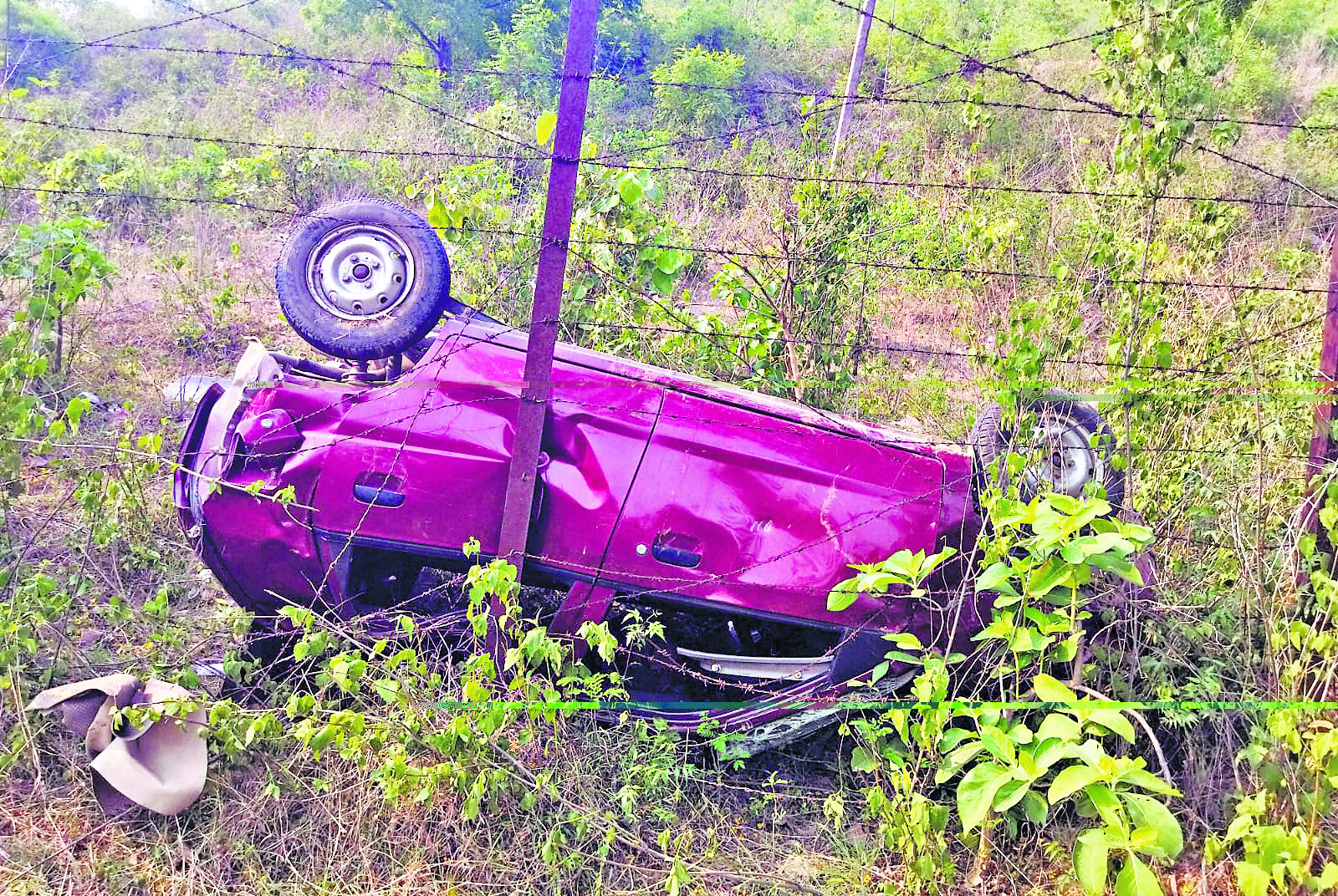 seraikela kharsawan news: चांडिल डैम से नीचे उतरते समय कार 100 फीट खाई में गिरी, डैम कर्मी घायल