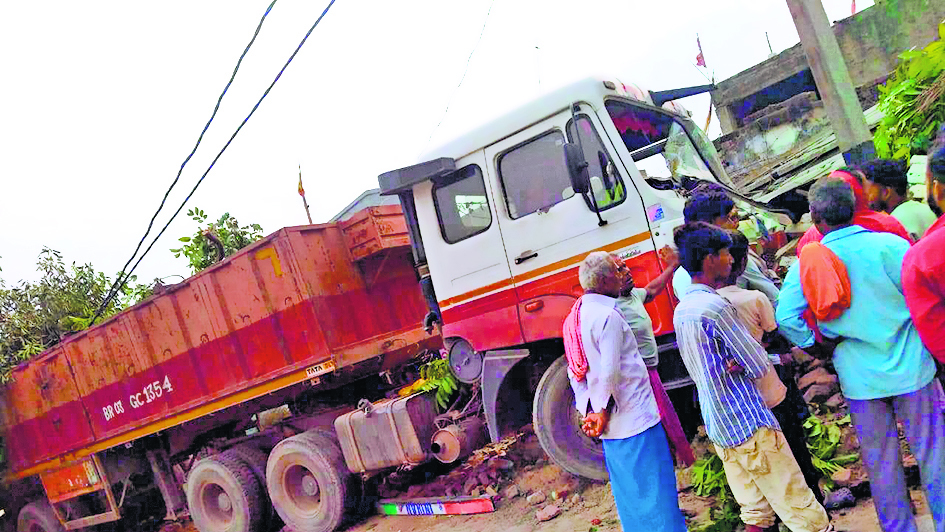 Saran News : अनियंत्रित ट्रक के घर में घुसने से दरवाजे पर खड़ी बोलेरो क्षतिग्रस्त, एक घायल