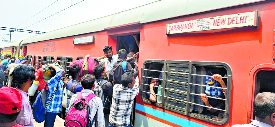 Saran News : मार्ग परिवर्तन से ट्रेनों की आवाजाही बाधित, यात्रियों की बढ़ी परेशानी