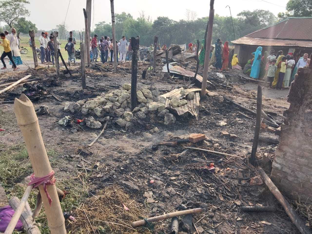चूल्हे की चिंगारी से लगी आग, चार घर जले
