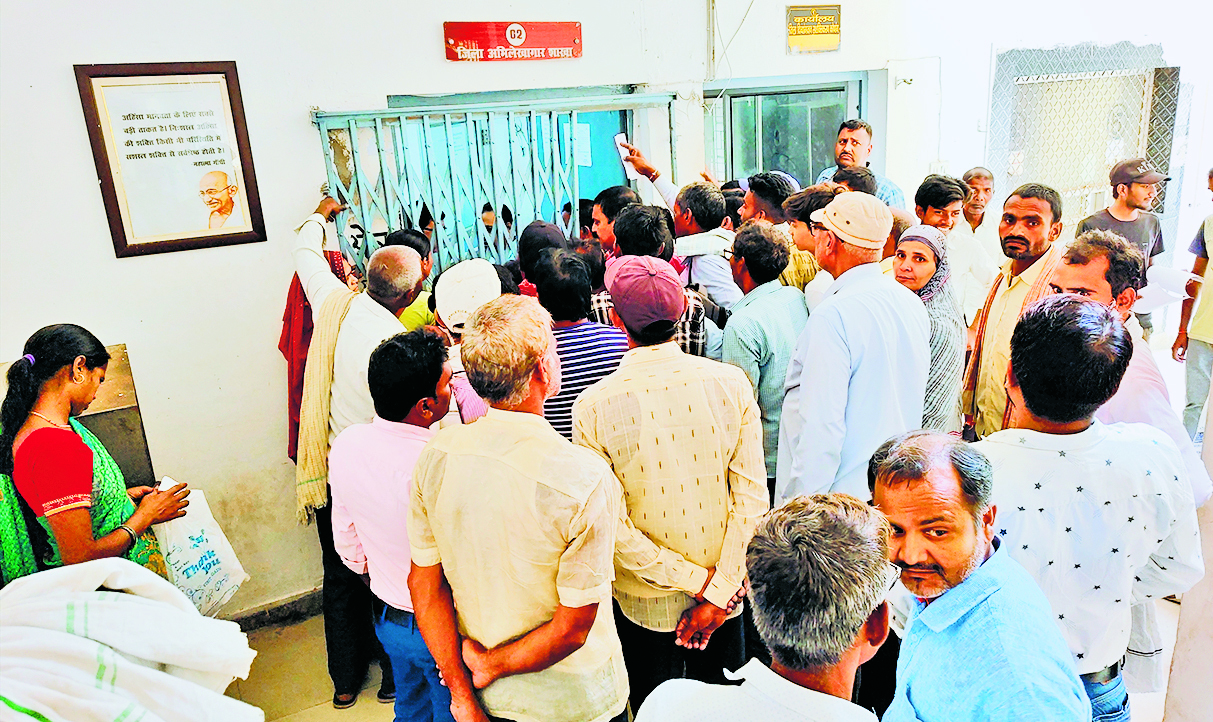 Jehanabad : समय पर खतियान नहीं मिलने पर आक्रोशित भू-स्वामियों ने किया हंगामा