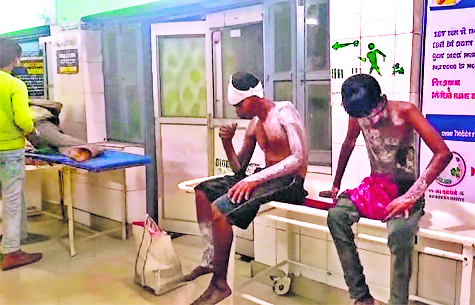 बिजली के तार के संपर्क में आया बैंड टॉली लोड मिनी ट्रक, झुलसने से पांच लोगों की हालत गंभीर