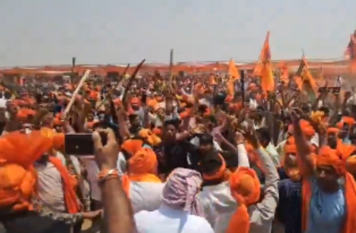 Video: लहरी तलवारें, खूब हुई नारेबाजी… आगरा में करणी सेना का तांडव