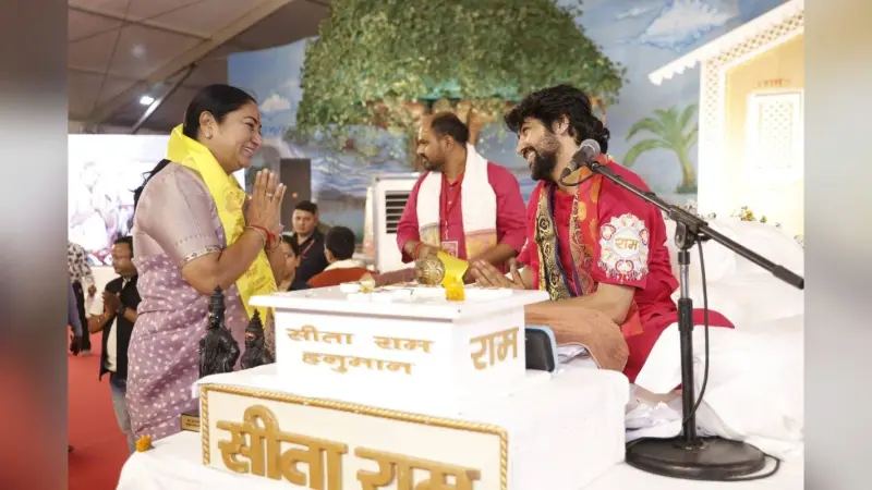 Video : सीएम रेखा गुप्ता के हाथों में आरती की थाली, सामने धीरेंद्र शास्त्री, देखें वीडियो