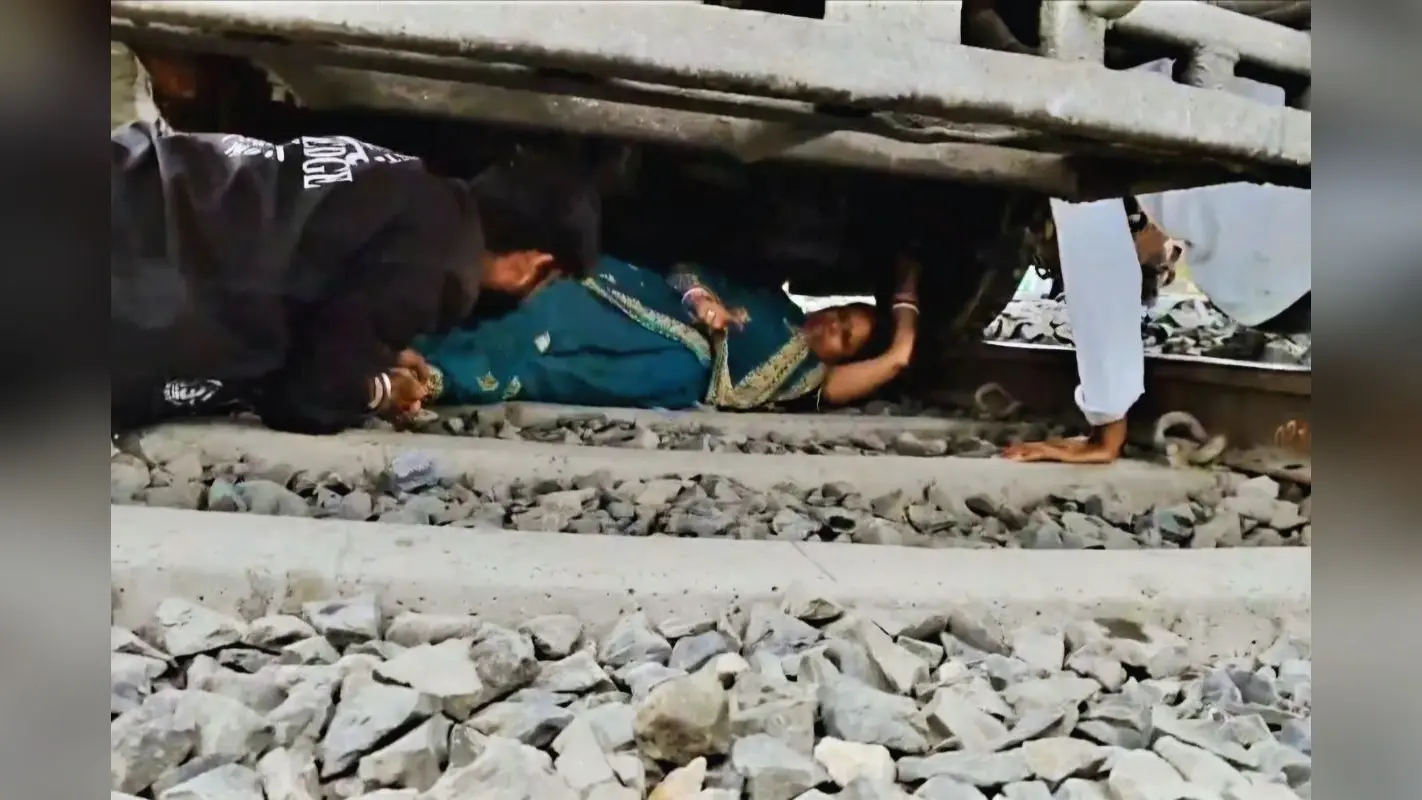 Viral Video: बिहार में चलती ट्रेन के सामने कूदी महिला, हाथ में क्यों ली थी आधार कार्ड? जानिए वजह
