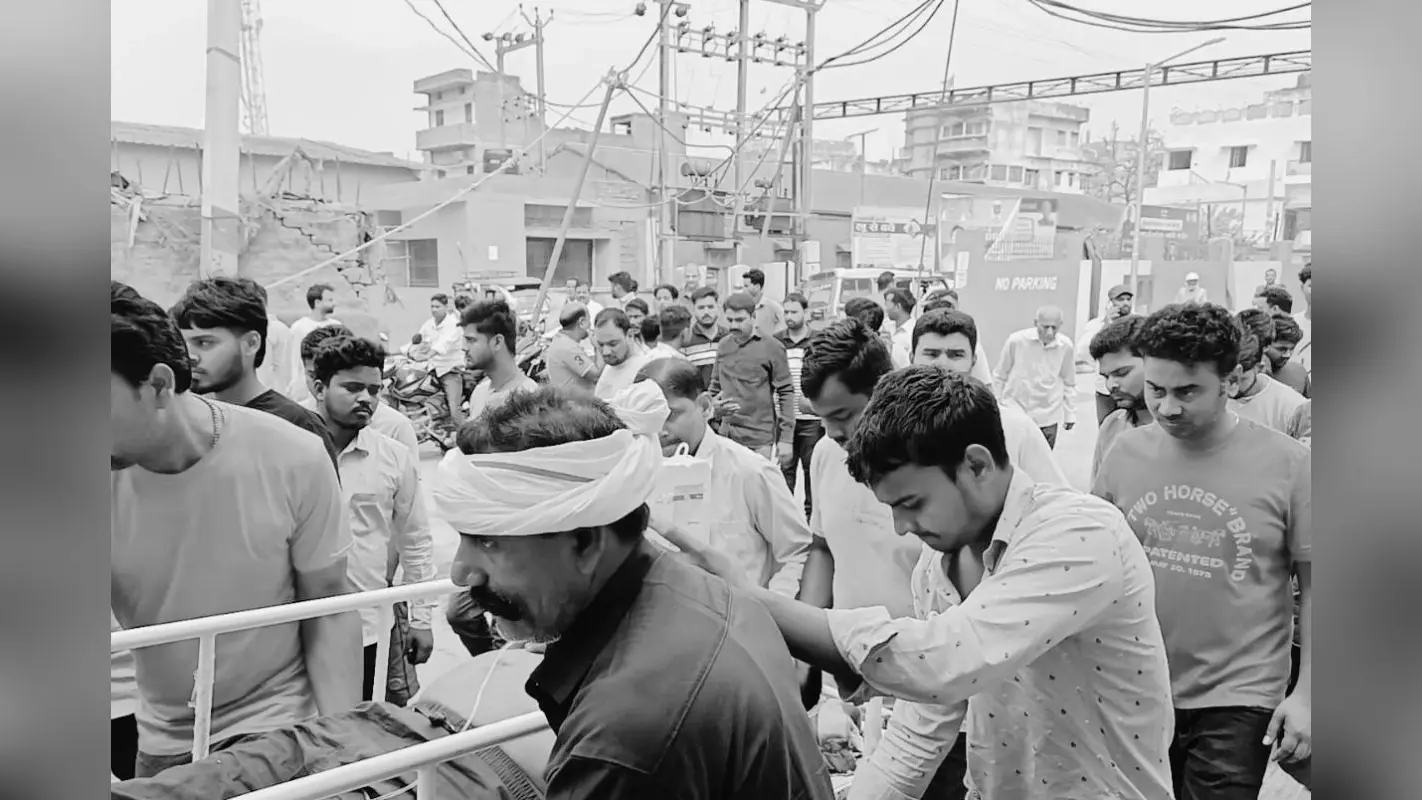 बेटी की शादी का कार्ड बांटने निकले प्रॉपर्टी डीलर पर ताबड़तोड़ फायरिंग, तीन गोलियां सीने में लगीं…