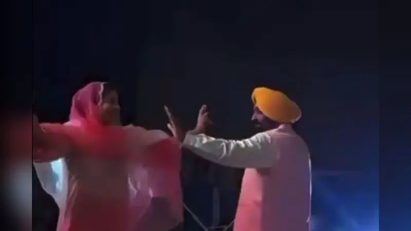 Watch Video: केजरीवाल की बेटी की शादी में रोमांटिक हुए भगवंत मान, पत्नी संग जमाई महफिल
