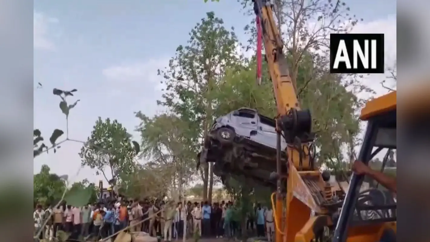 Big Accident: मध्य प्रदेश के मंदसौर में बड़ा हादसा, कुएं में गिरी वैन, कई लोगों के मरने की आशंका