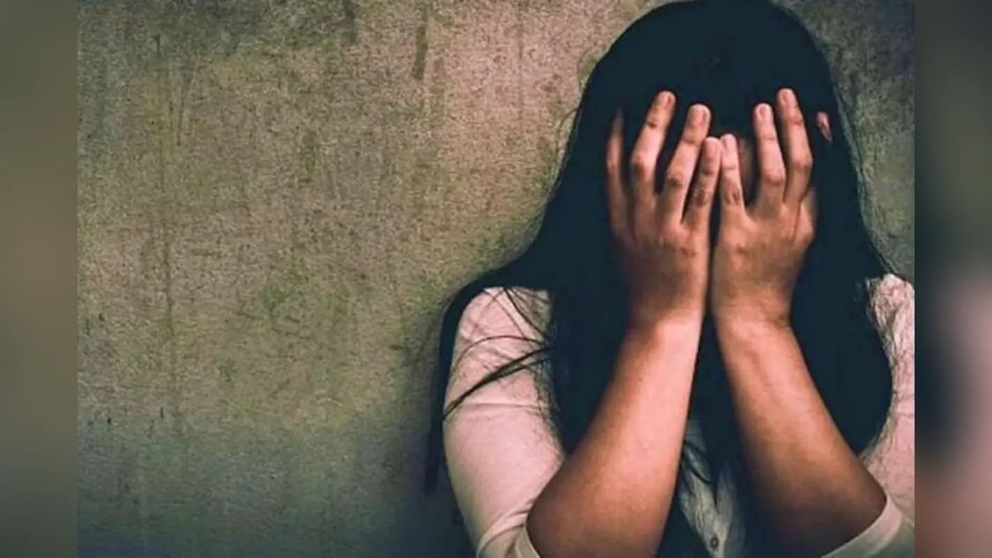 छी:! दिखाता था गंदी तस्वीरें, मुंह पर तौलिया डालकर बनाया अश्लील वीडियो, पति ने की घिनौनी हरकत