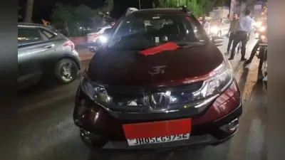Bistupur Traffic Police : Mgm Medical Collage के प्राचार्य ने बीच सड़क पर गाड़ी खड़ी कर चले गये खाना खाने, Fine