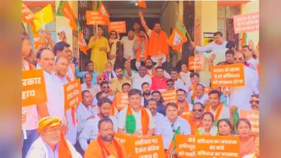 बोकारो उपायुक्त कार्यालय पर भाजपा का हल्ला बोल, मंत्री हफीजुल हसन के विवादित बयान पर भड़के अमर बाउरी