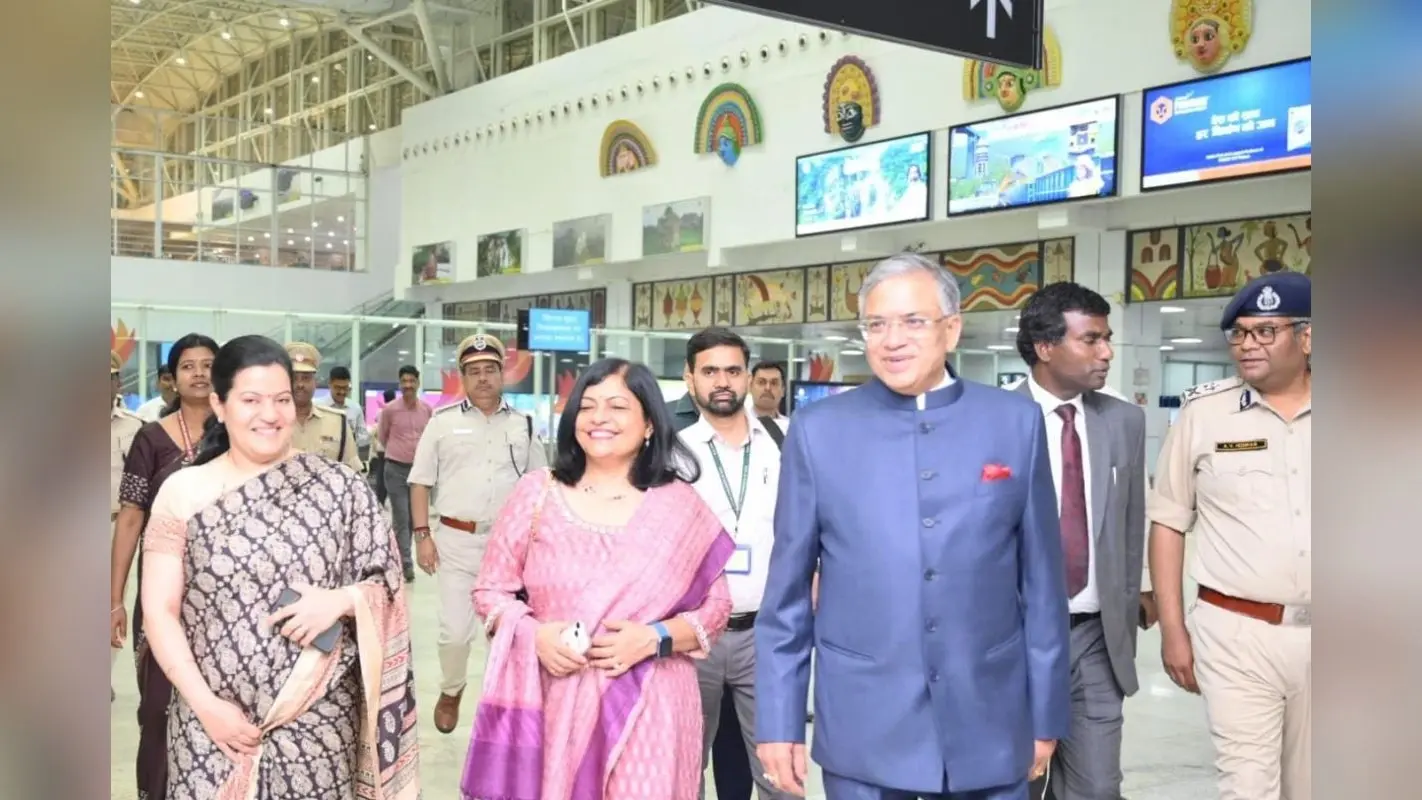 रांची एयरपोर्ट पर CEC ज्ञानेश कुमार का स्वागत, 12 और 13 अप्रैल को वॉलेंटियर और BLO से करेंगे बातचीत