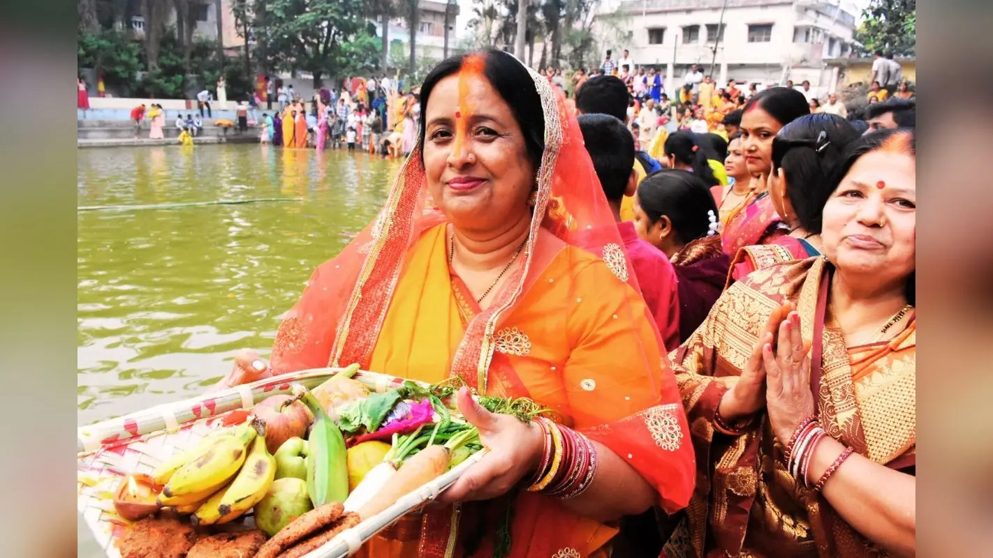 PHOTOS: अस्ताचलगामी सूर्य को व्रतियों ने दिया अर्घ्य, कहीं सरोवर तो कहीं छत पर सजा आस्था का घाट