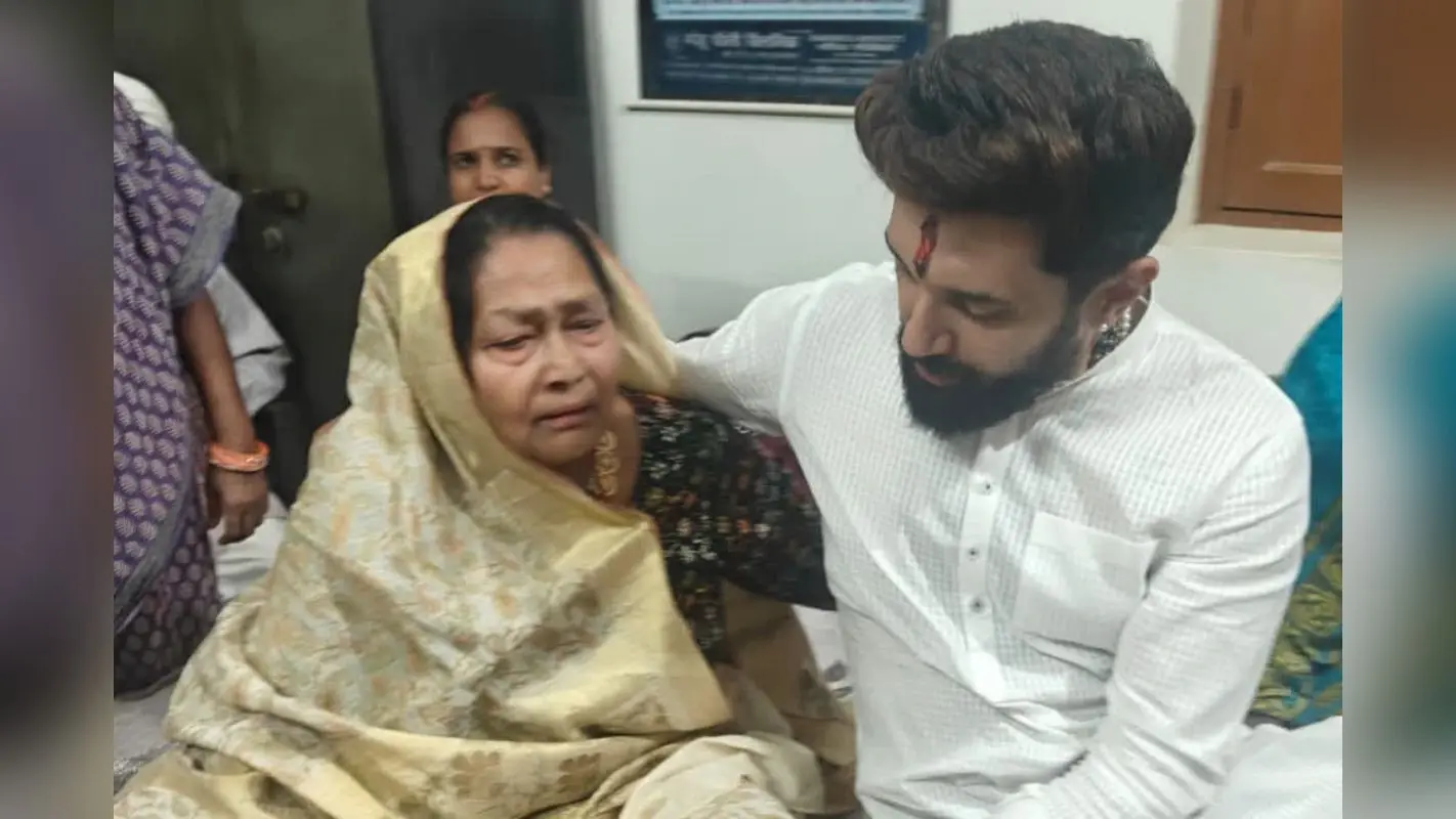 Chirag Paswan: चिराग को देखते ही लिपट कर रोने लगी मां, चाचा से बोले- ‘मां के साथ अन्याय बर्दाश्त नहीं’