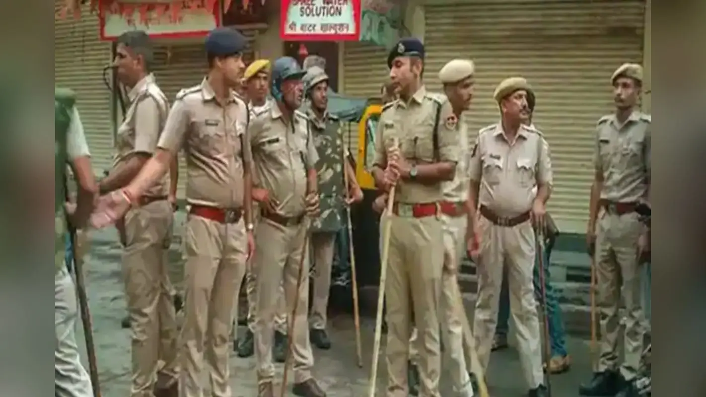 Hindi News: प्राइवेट पार्ट पर लात मारा, पेशाब से नहलाया, फिर जाति के नाम पर दी गाली