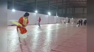Watch Video: धीरेंद्र शास्त्री की बल्लेबाजी देख भूल जाएंगे IPL, सहवाग की गेंद पर जड़ दिए चौके-छक्के