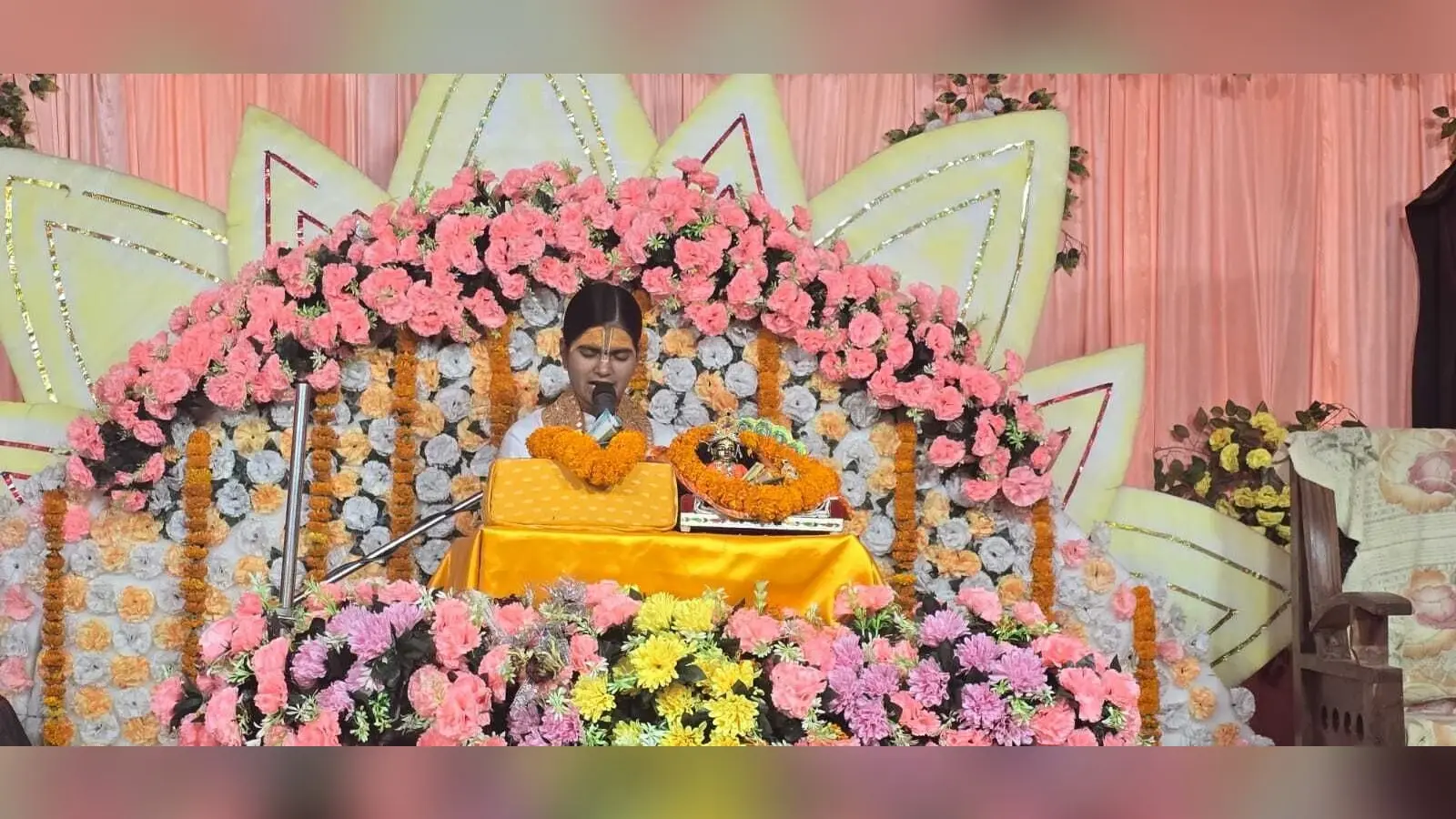 सुनहरे कल के लिए मानव दें अहंकार की बलि – देवी राधा किशोरी