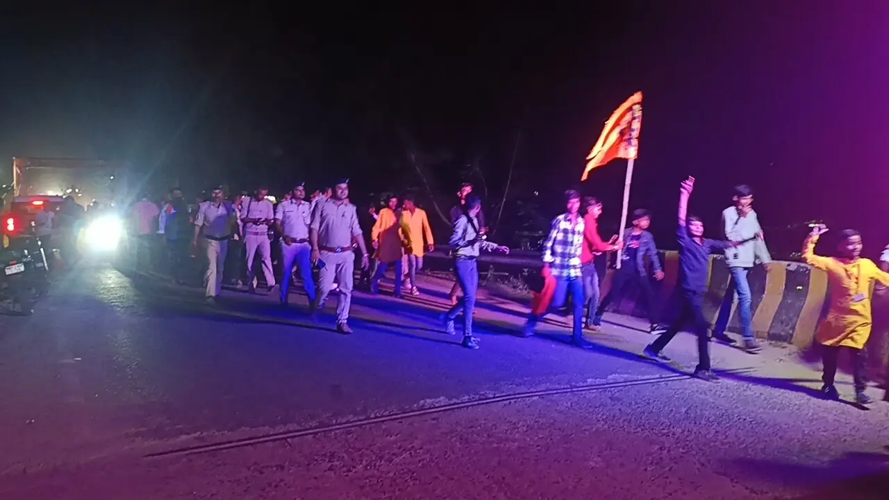 नम आंखों से मां दुर्गा की प्रतिमा का हुआ विसर्जन
