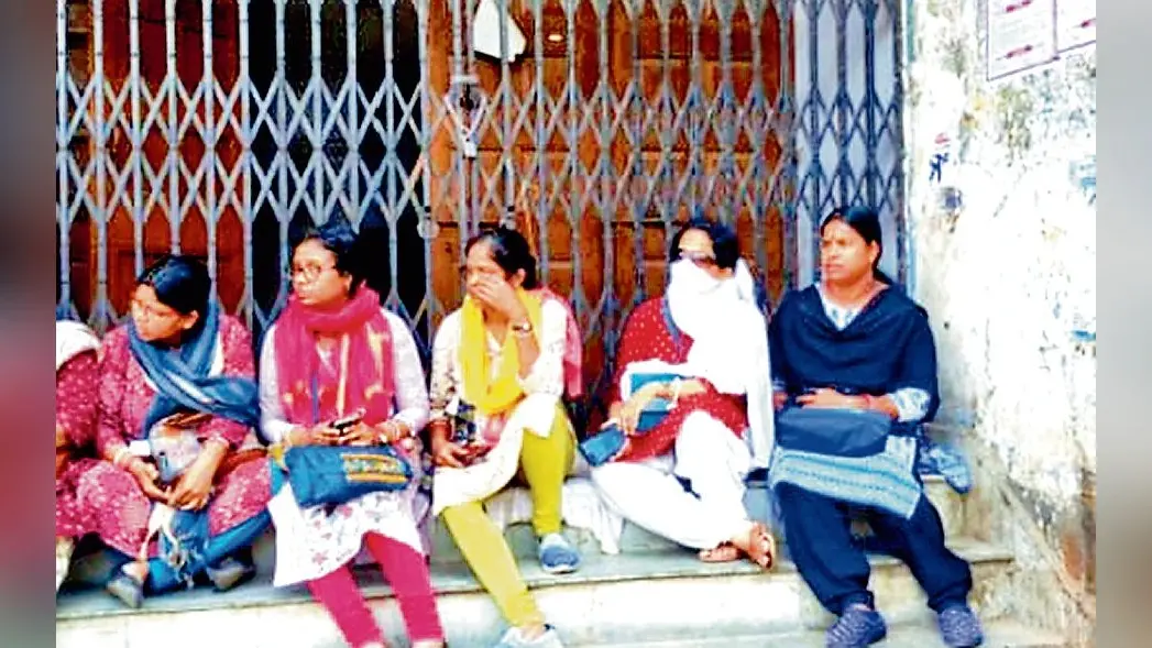कुछ शिक्षक स्कूल पहुंचे, तो कुछ ने जताया विरोध
