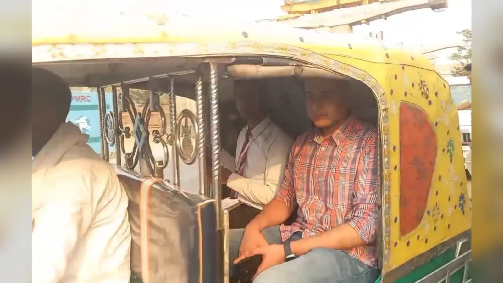 ऑटो में सवार होकर ट्रैफिक एसपी ने किया निरीक्षण, चेकपोस्ट के अंदर बैठे पदाधिकारियों को लगायी फटकार