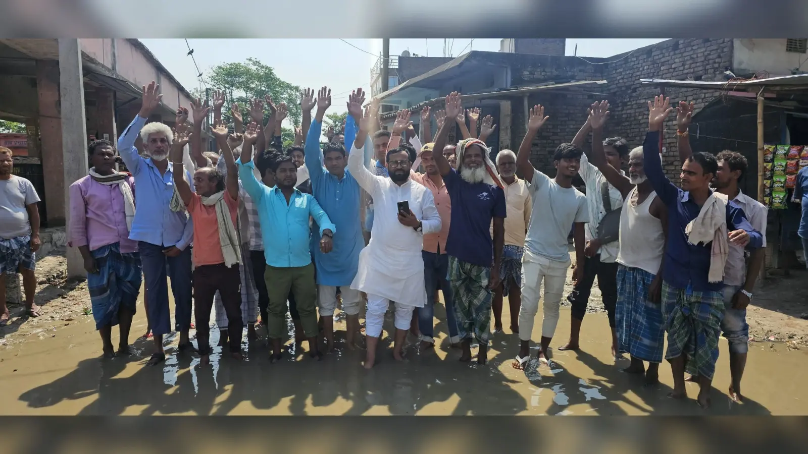 Motihari: सड़क पर जलजमाव से परेशान ग्रामीणों ने किया प्रदर्शन