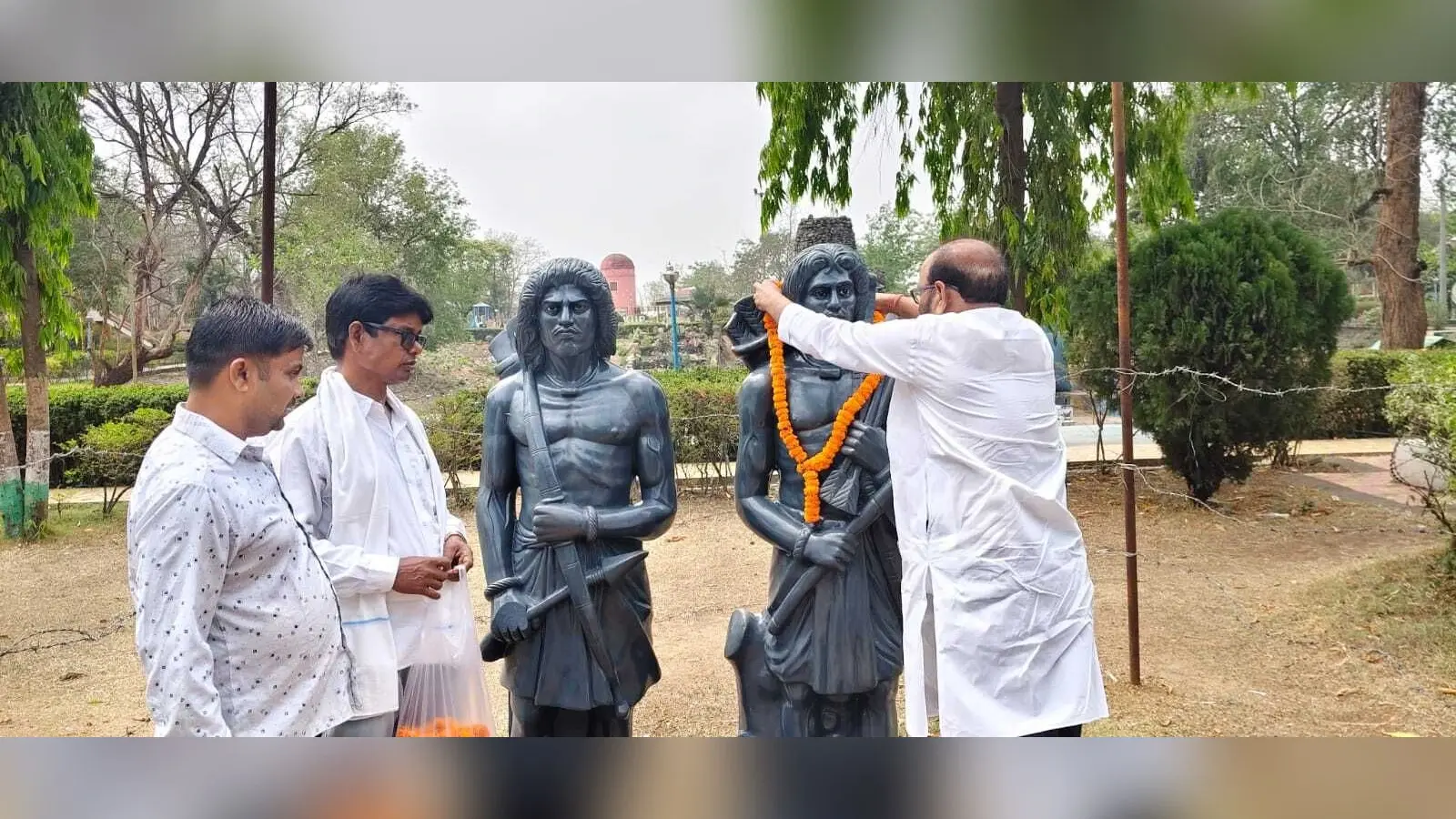 सिदो-कान्हू की प्रतिमा पर माल्यार्पण कर किया नमन