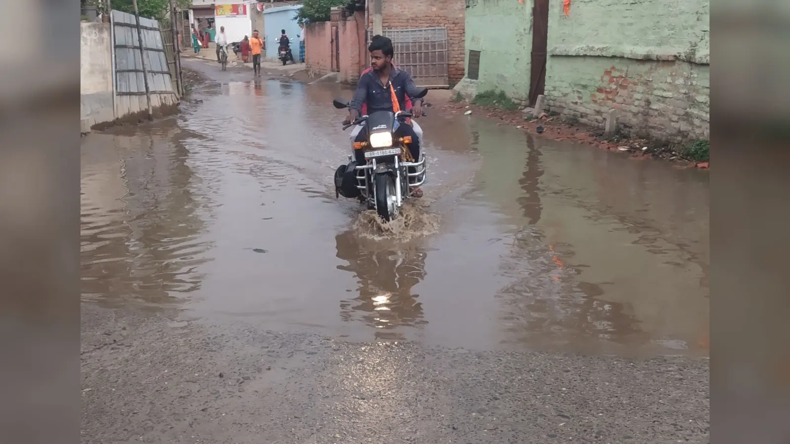 बारिश से बड़हरा मुख्य बाजार की स्थिति हुई नारकीय