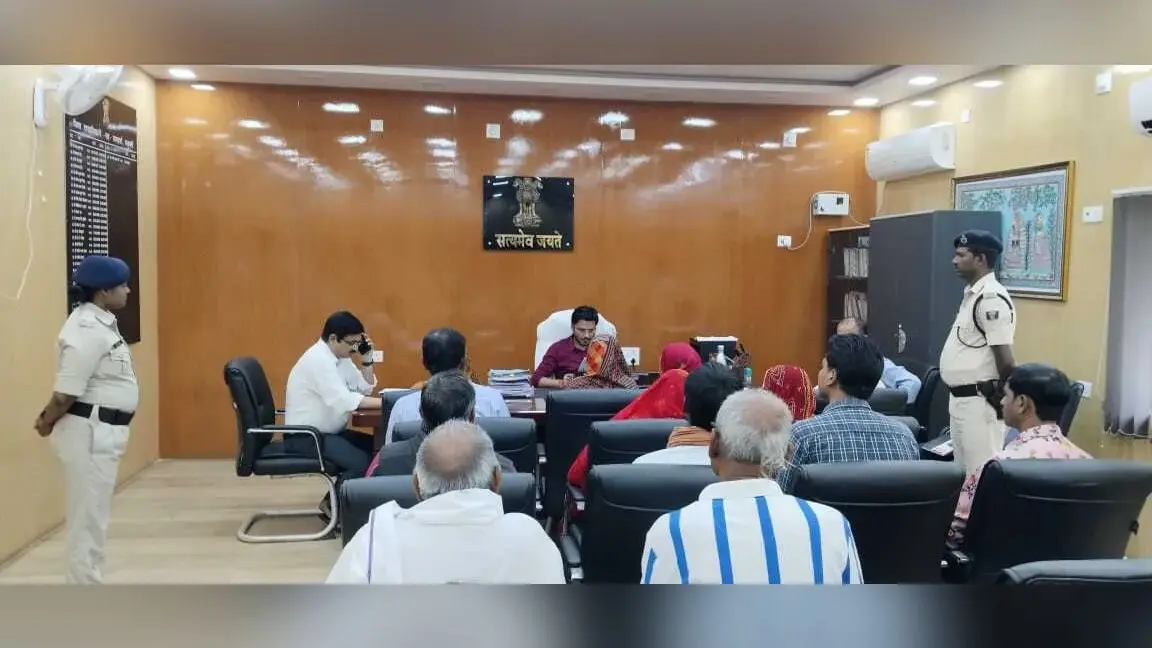 Madhubani News : जनशिकायतों का त्वरित निबटारा करें अधिकारी : डीएम