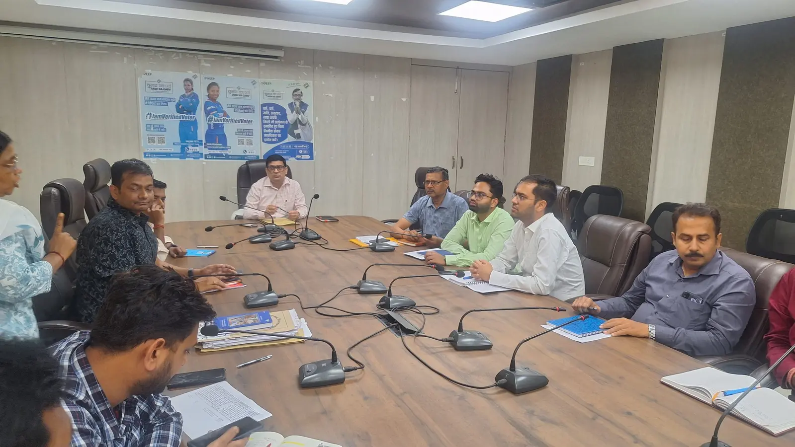 Deoghar news ; नगर आयुक्त ने सफाई, आवास योजना, शहरी जलापूर्ति योजना की धीमी गति पर जतायी नाराजगी