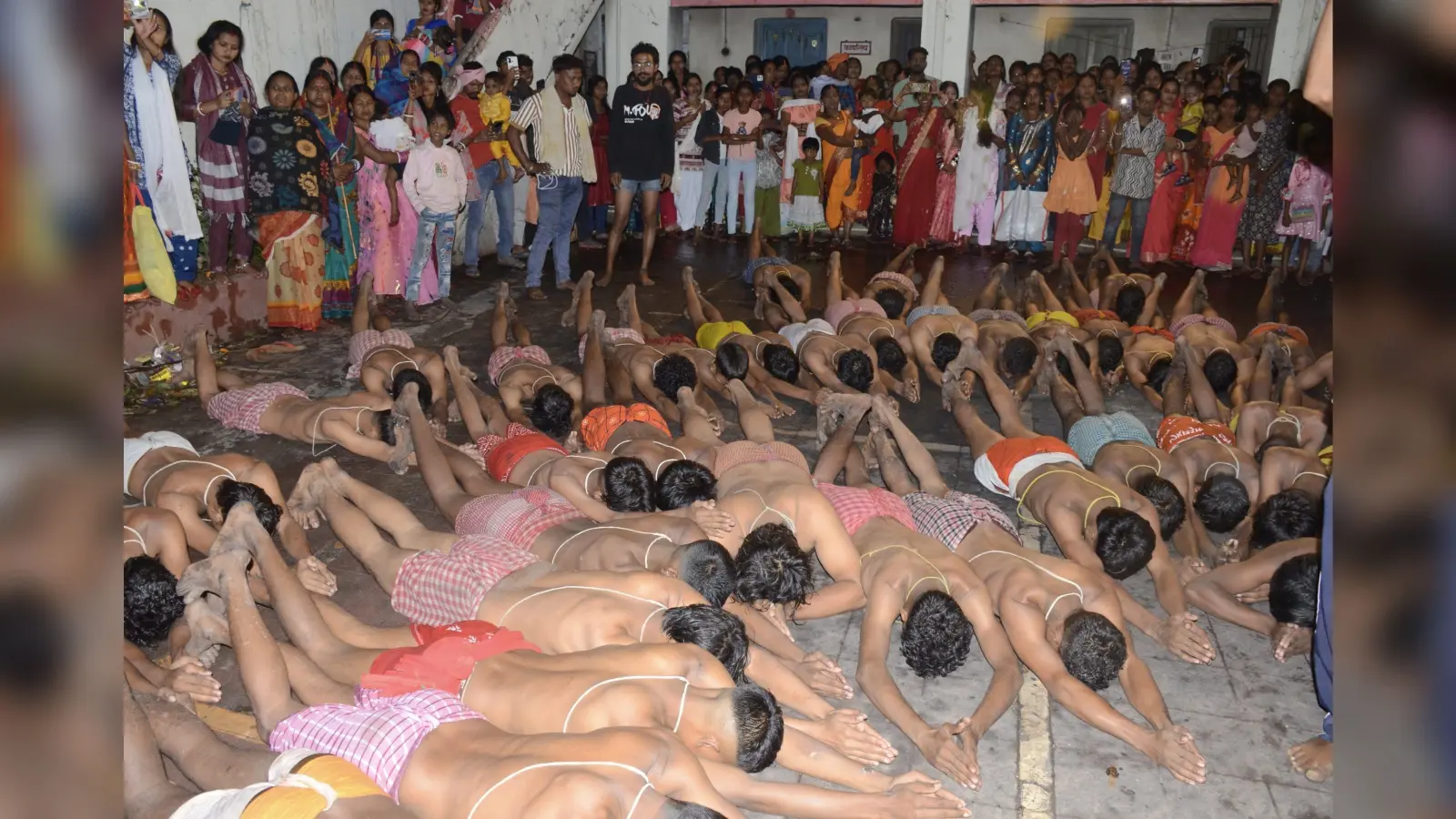 Dhanbad News: शिव की भक्ति में जलते अंगारों पर दौड़े भोक्तिया
