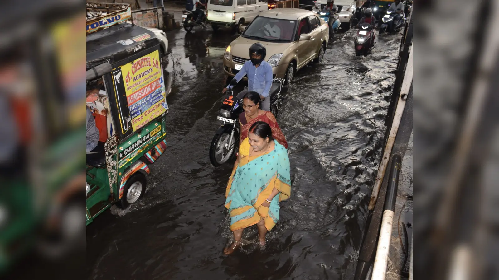 Dhanbad News:दोपहर बाद बदला मौसम, तेज आंधी के साथ हुई झमाझम बारिश