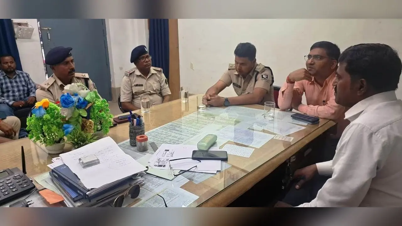 रेल मंत्री के आगमन को लेकर एसडीओ व एसडीपीओ ने किया जमालपुर स्टेशन का निरीक्षण