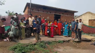 बिरहोर परिवारों के बीच दैनिक उपयोगी सामान का वितरण