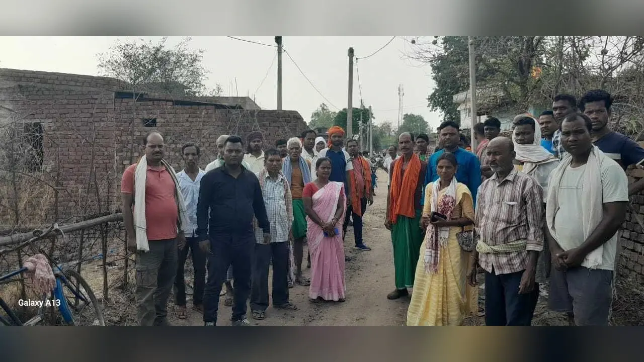 पथ निर्माण कार्य को बाधित करने का आरोप