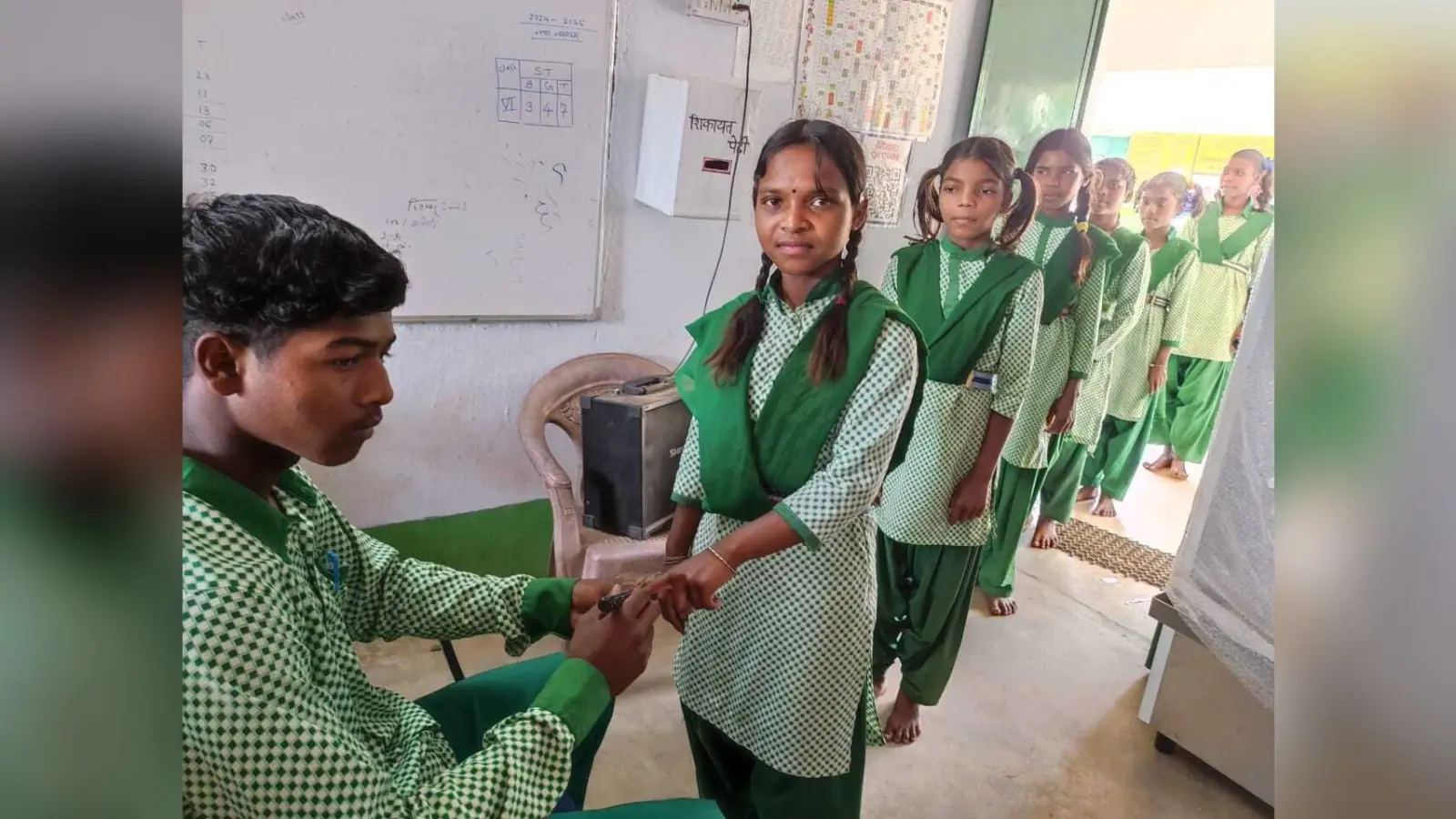 उत्क्रमित विद्यालयों में बाल संसद का चुनाव