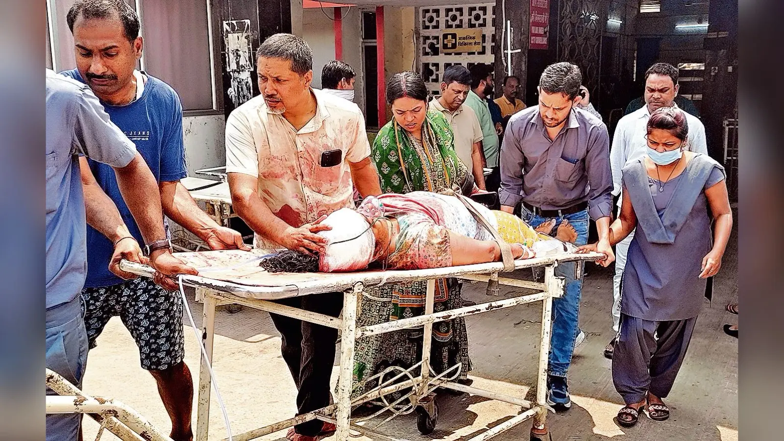 Jamshedpur News : अस्पताल में महिला स्वास्थ्य पदाधिकारी पर हमला, हालत गंभीर, पति संदेह के घेरे में