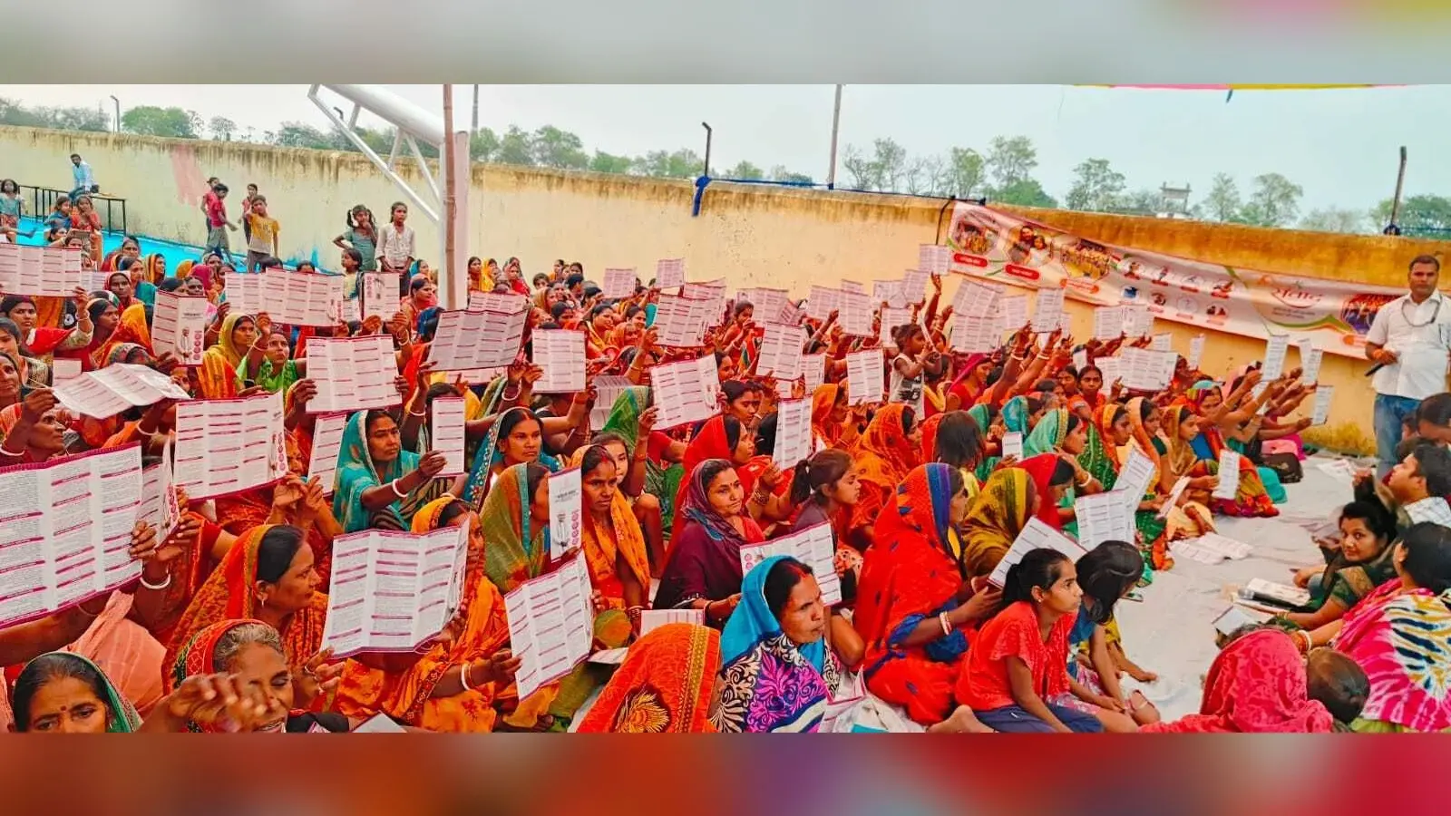 संवाद में महिलाओं ने अपनी आकांक्षाओं को रखा, मुफ्त बिजली व आवास की मांग