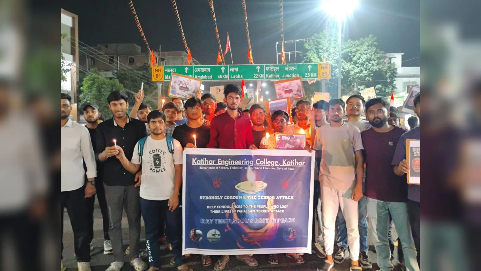 इंजीनियरिंग कॉलेज के छात्रों ने आतंकी हमले में शहीद हुए लोगों के प्रति कैंडल मार्च निकाला