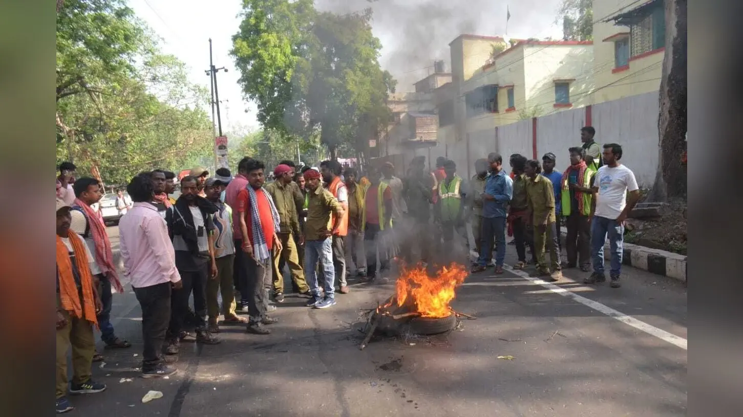 Dhanbad News: बरात लेकर जा रही बस ने बाइक सवार तीन दोस्तों को कुचला, दो की मौत