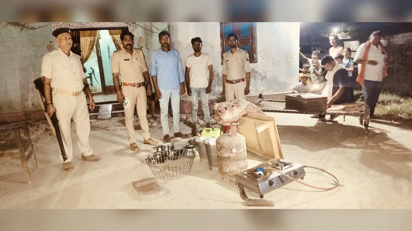 फुलवरिया में पॉक्सो एक्ट में फरार आरोपित के घर पुलिस ने की कुर्की
